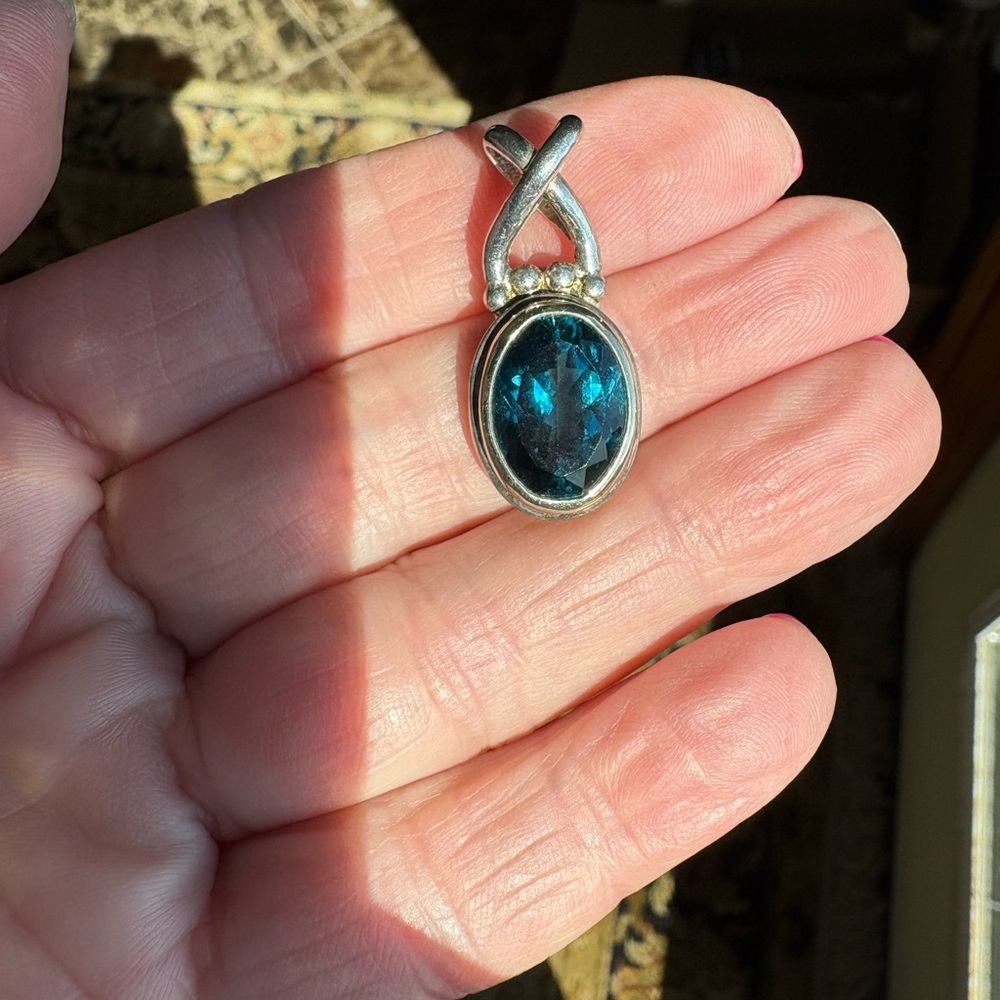 Elegant Sarna Silver Pendant with Mystic Quartz Stone